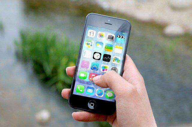 Neriskujte nehodu a pořiďte si držák na mobil do auta