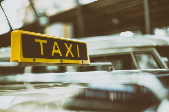 Zajít si k lékaři, na nákup nebo poslat dopis Vám dnes ulehčí senior taxi